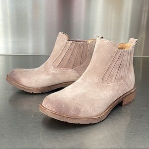 Sofft “Bellis lll” ankle boots in lilac polished suede. New in box!